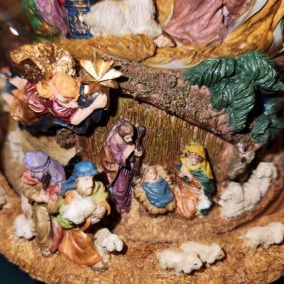 Rotating Water Globe plays "O Holy Night " by Kirkland Home - Picture 4 of 8